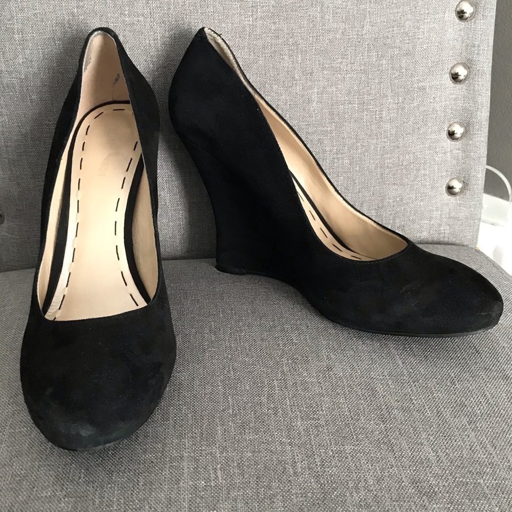 Nine West size 8 black suede wedge